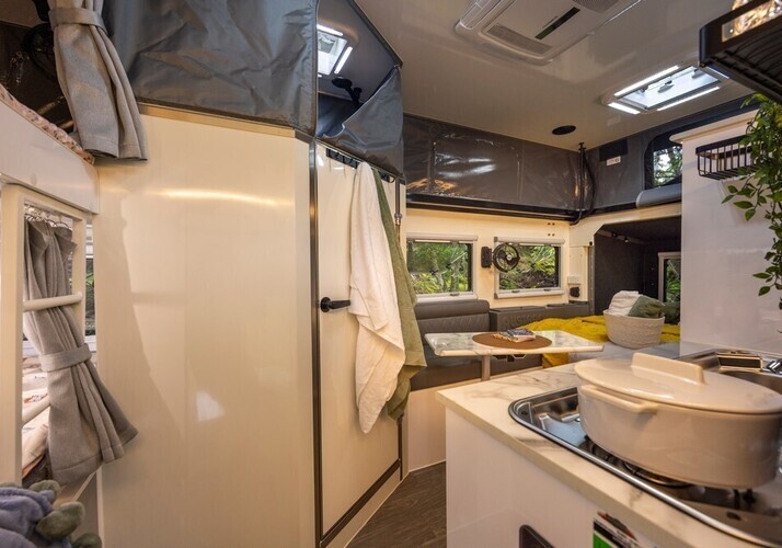 Image of a Caravan - Image 7