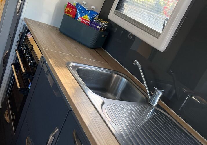 Image of a Caravan - Image 6