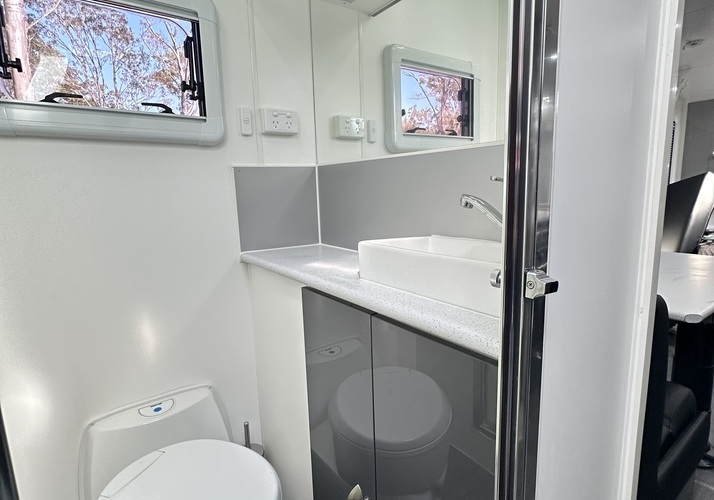Image of a Caravan - Image 6