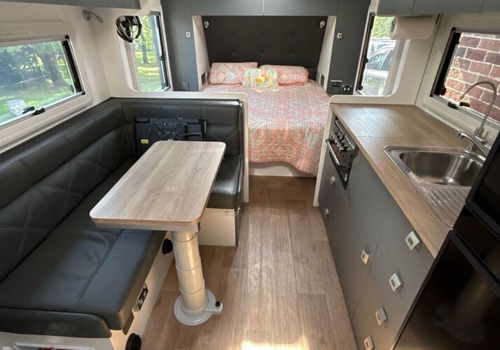 Image of a Caravan - Image 7