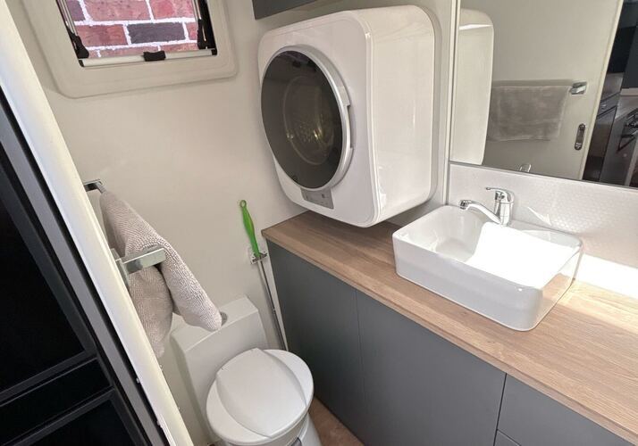 Image of a Caravan - Image 9