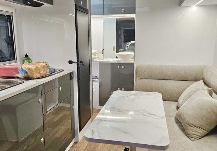 Image of a Caravan - Image 5