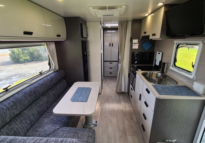 Image of a Caravan - Image 7